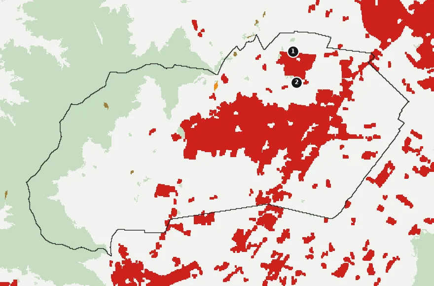 Mapa de Peñaflor con las zonas pobladas, la plantación forestal a menos de 500 m y el área quemada entre 2023 y 2025