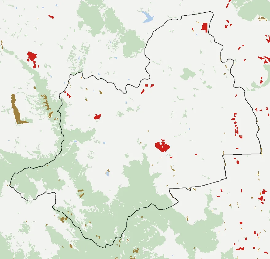 Mapa de Peralillo con las zonas pobladas, la plantación forestal a menos de 500 m y el área quemada entre 2023 y 2025
